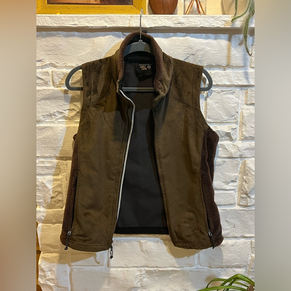 Like new Women’s Mountain Hardware fleece vest